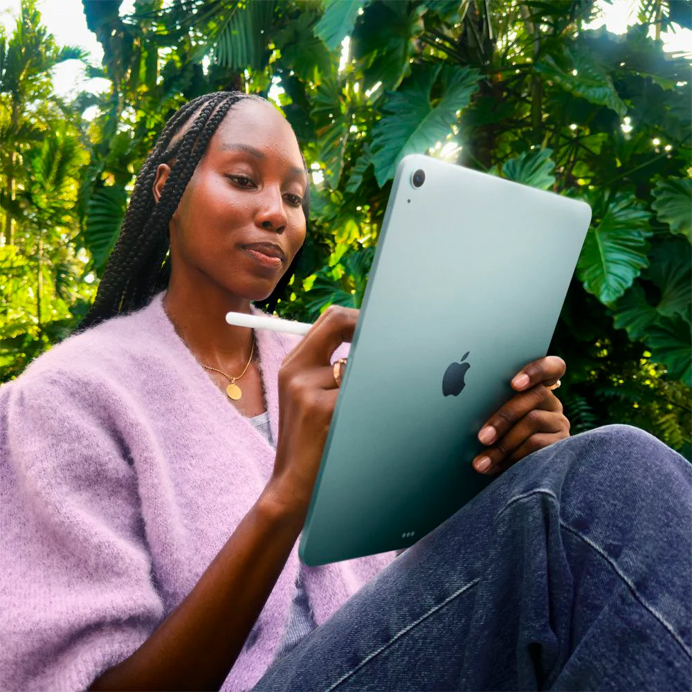 Tablet Apple iPad Air de 11" Liquid Retina con chip M4, 12GB RAM, 128GB, Wi-Fi y datos móviles 5G en acabado gris espacial.